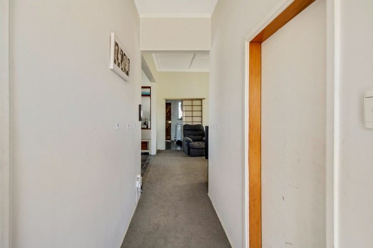Photo of property in 28 Ngahina Street, Marton, 4710