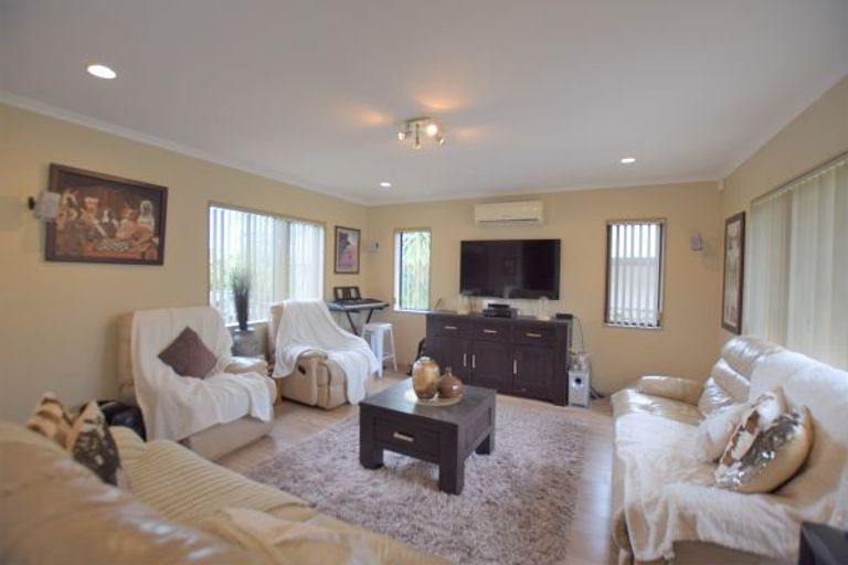 Photo of property in 24 View Ridge Drive, Ranui, Auckland, 0612
