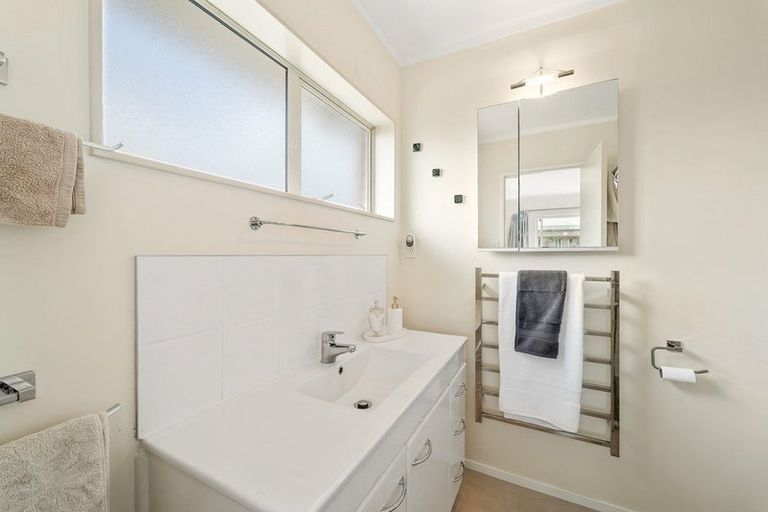 Photo of property in 39 Lakeside Drive, Orewa, 0931