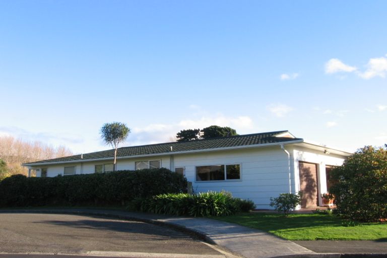 Photo of property in 22 Fleetwood Grove, Waikanae, 5036