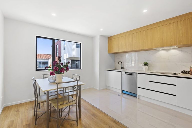 Photo of property in 5/5 Chevis Place, Pakuranga, Auckland, 2010