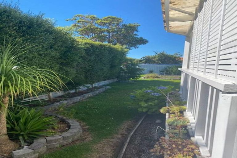 Photo of property in 27 Clinton Avenue, Te Atatu Peninsula, Auckland, 0610