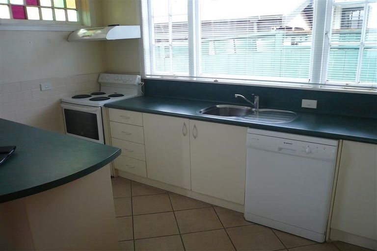 Photo of property in 7 Fairfax Avenue, Northcote, Auckland, 0627