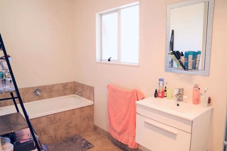 Photo of property in 5 Newington Road, Henderson, Auckland, 0612