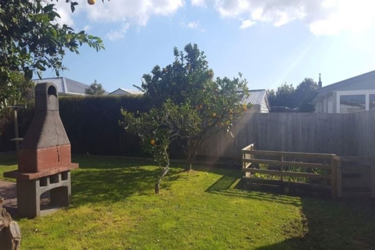 Photo of property in 6 Murray Road, Te Atatu Peninsula, Auckland, 0610