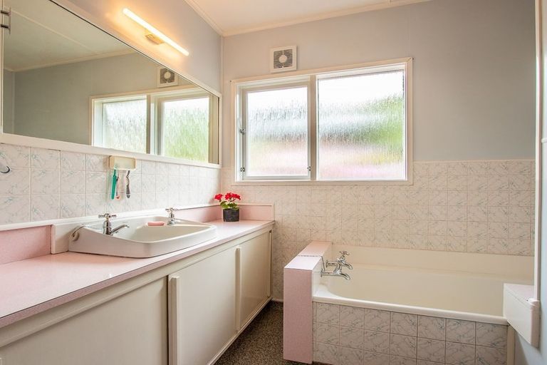 Photo of property in 14 Robert Street, Newlands, Wellington, 6037