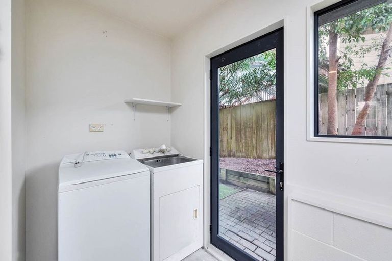 Photo of property in 2/12 Philip Place, Hillcrest, Auckland, 0627