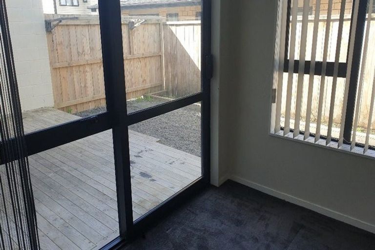 Photo of property in 16 Millcroft Lane, Ranui, Auckland, 0612