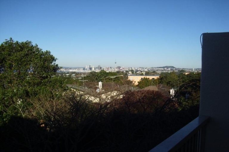 Photo of property in 268/2a Onewa Road, Birkenhead, Auckland, 0626