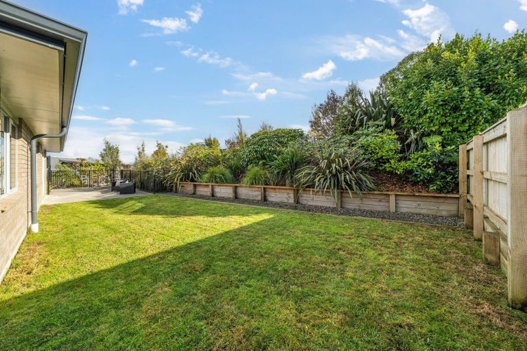 Photo of property in 92 Sunstone Crescent, Timberlea, Upper Hutt, 5018