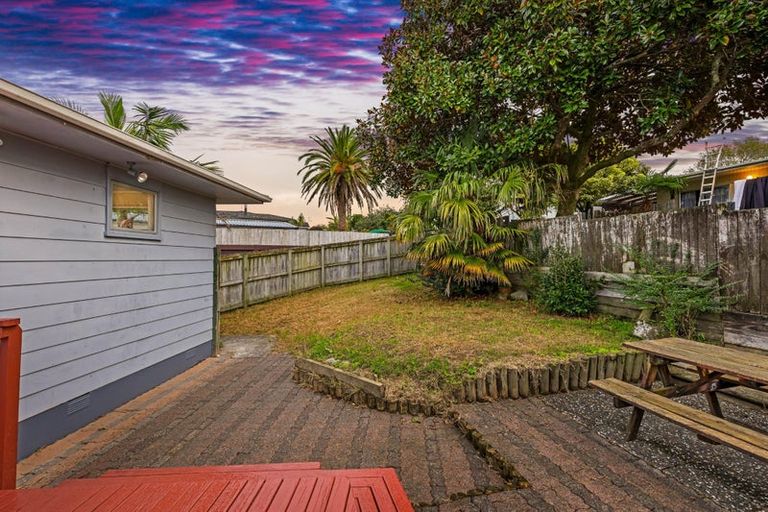Photo of property in 18 Solar Road, Glen Eden, Auckland, 0602
