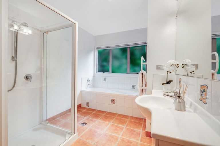 Photo of property in 9 Springwater Vale, Unsworth Heights, Auckland, 0632