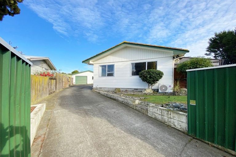 Photo of property in 14 Hillcrest Drive, Kelvin Grove, Palmerston North, 4414