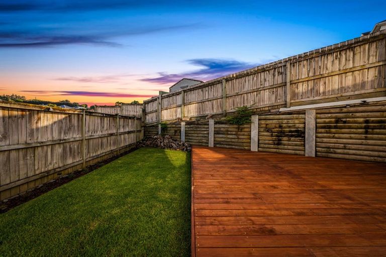 Photo of property in 22 William Wallbank Crescent, Swanson, Auckland, 0614