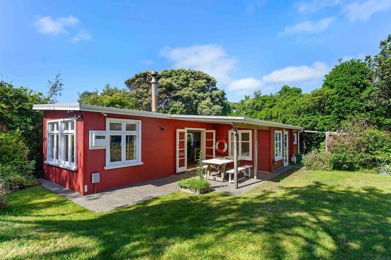 Photo of property in 42 Field Way, Waikanae Beach, Waikanae, 5036