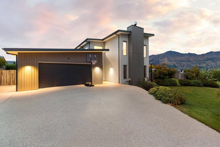 Photo of property in 28 Minaret Ridge, Wanaka, 9305