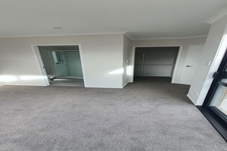 Photo of property in 33 Red Hills Road, Massey, Auckland, 0614