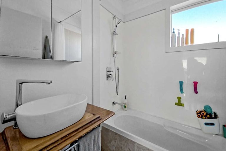 Photo of property in 2/137 Awaroa Road, Helensville, 0800