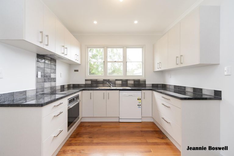 Photo of property in 5 Rangitira Avenue, Palmerston North, 4414