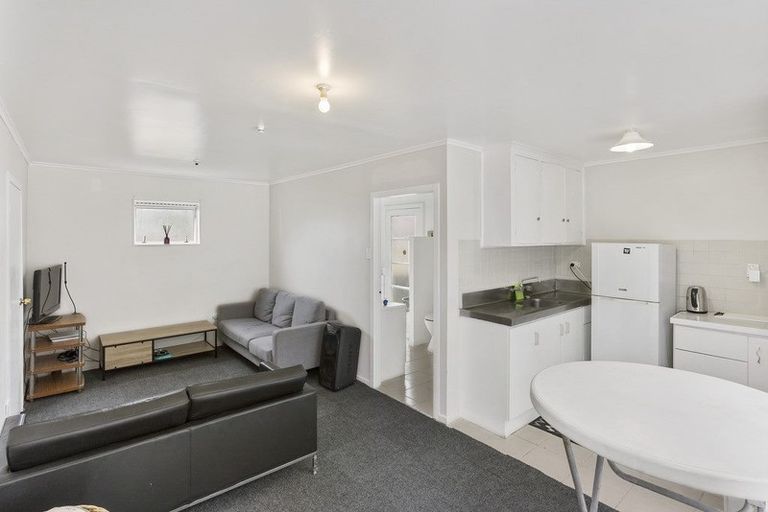 Photo of property in 28 Lowtherhurst Road, Massey, Auckland, 0614