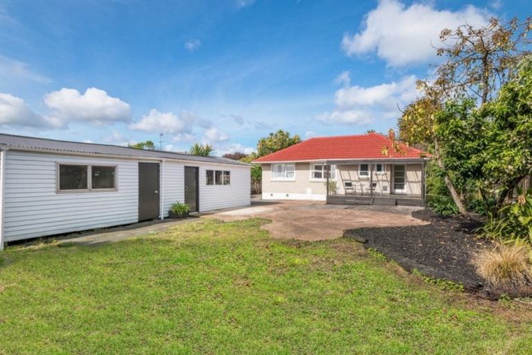 Photo of property in 6 Gill Avenue, Te Atatu Peninsula, Auckland, 0610