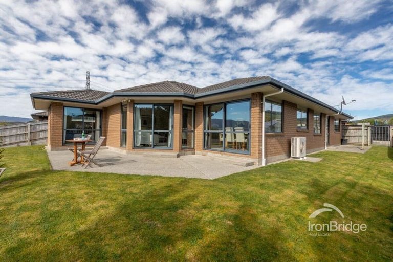 Photo of property in 13 Percy Kinsman Crescent, Riverstone Terraces, Upper Hutt, 5018