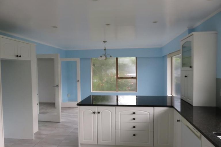 Photo of property in 102 Churton Drive, Churton Park, Wellington, 6037