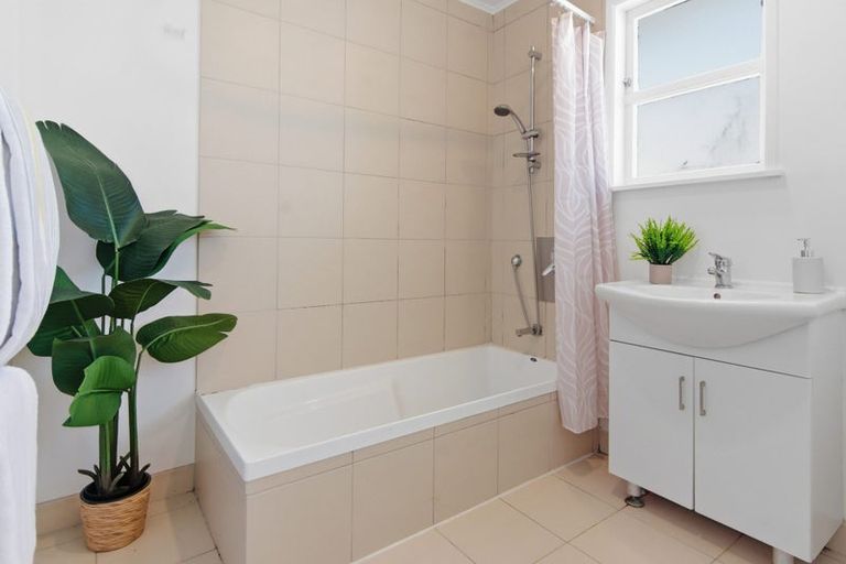 Photo of property in 1/862 East Coast Road, Northcross, Auckland, 0630