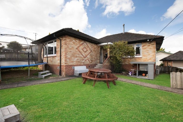 Photo of property in 2c Matipo Road, Te Atatu Peninsula, Auckland, 0610