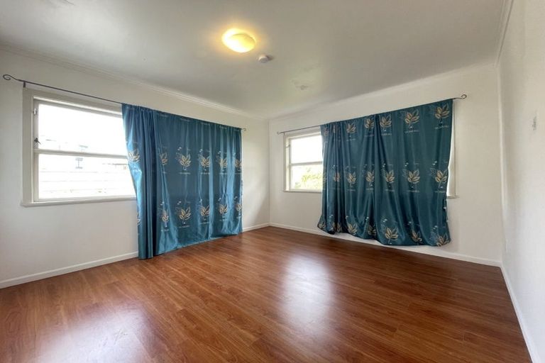 Photo of property in 5a Springbank Lane, Te Atatu Peninsula, Auckland, 0610
