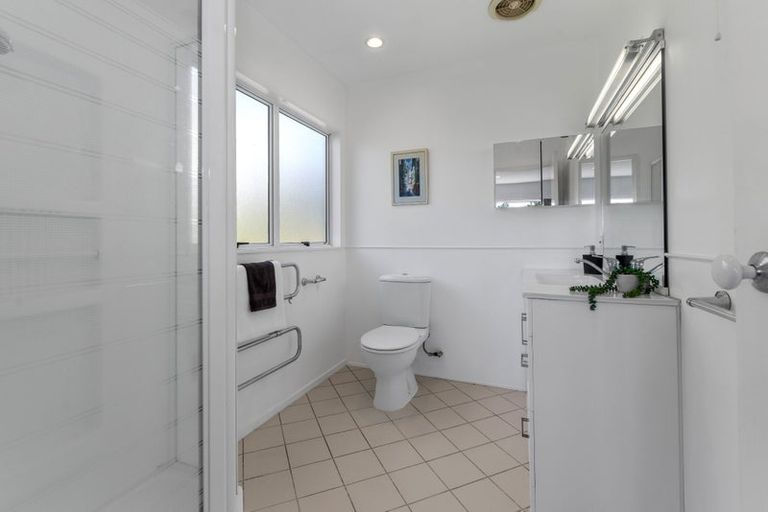 Photo of property in 1/16 Sailfish Drive, West Harbour, Auckland, 0618