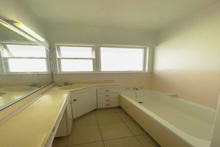 Photo of property in 25 Ellesmere Crescent, Pakuranga Heights, Auckland, 2010