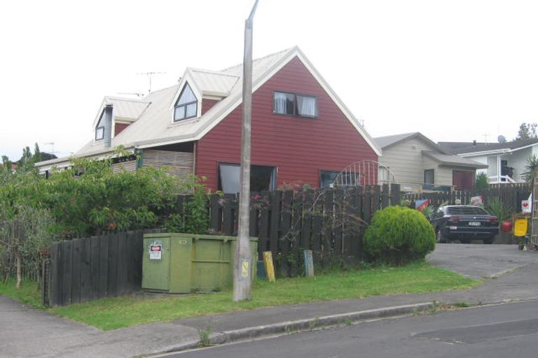 Photo of property in 14 Atlantis Place, Totara Vale, Auckland, 0629