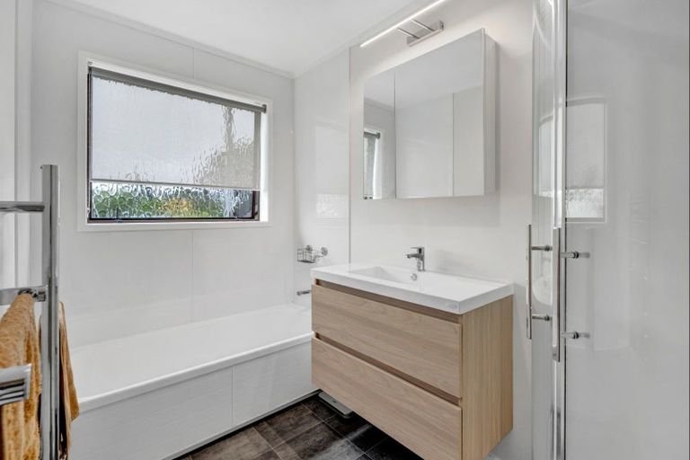 Photo of property in 17 Caledonia Place, Highlands Park, New Plymouth, 4312