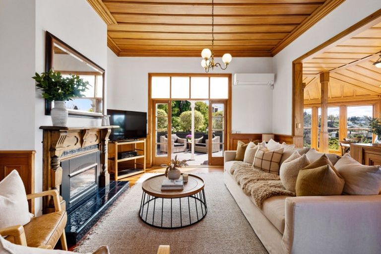 Photo of property in 18 Sealy Road, Bluff Hill, Napier, 4110