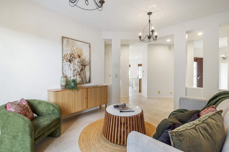 Photo of property in 1 Scarlet Oak Drive, Schnapper Rock, Auckland, 0632