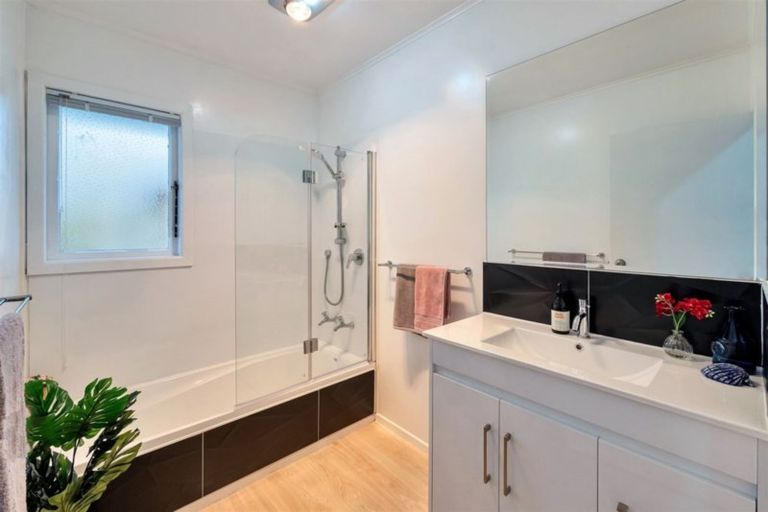 Photo of property in 7 Serjeant Street, Henderson, Auckland, 0612