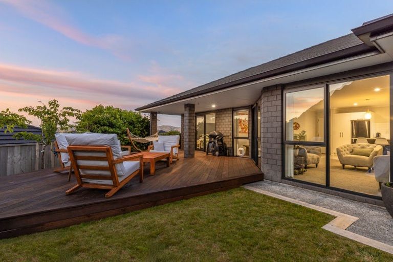 Photo of property in 2 Roundhouse Close, Whitby, Porirua, 5024