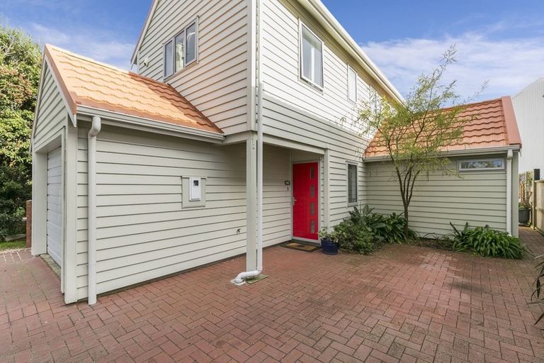 Photo of property in 2/6 The Parade, Island Bay, Wellington, 6023