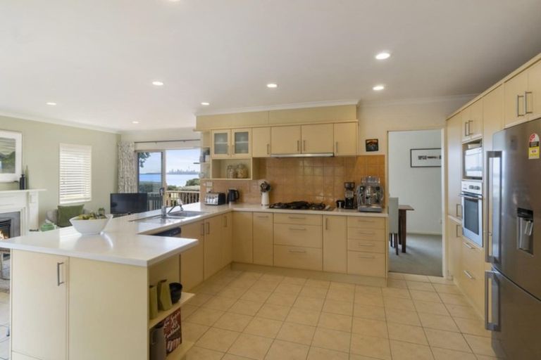 Photo of property in 14 Longbush Road, Te Atatu Peninsula, Auckland, 0610