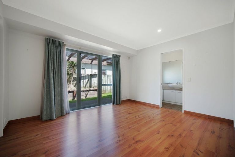 Photo of property in 2 Hillwell Drive, Henderson, Auckland, 0612