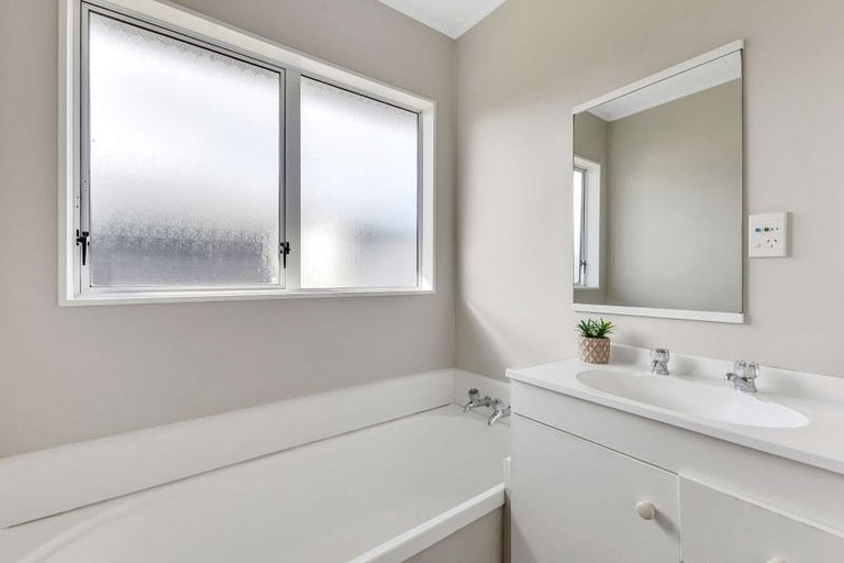 Photo of property in 1/58 Riversdale Drive, Merrilands, New Plymouth, 4312