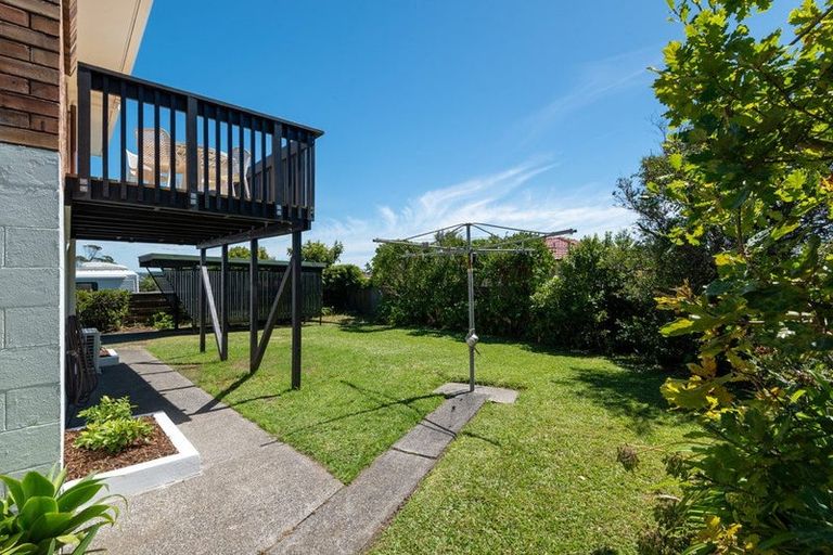 Photo of property in 2/12 Westwell Road, Belmont, Auckland, 0622