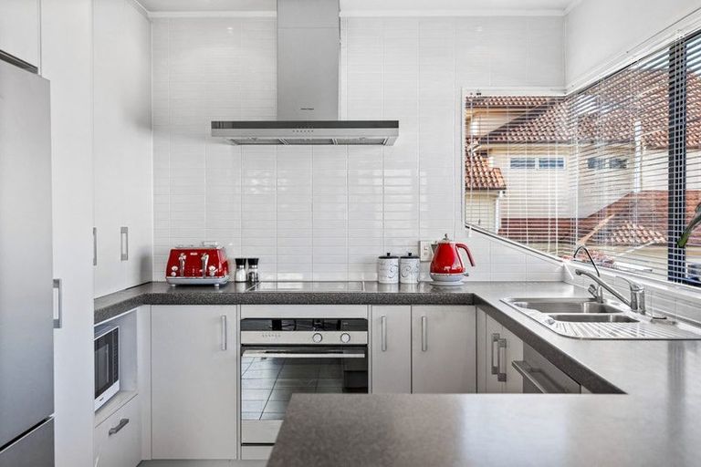 Photo of property in 2/1 Bluefin Way, West Harbour, Auckland, 0618