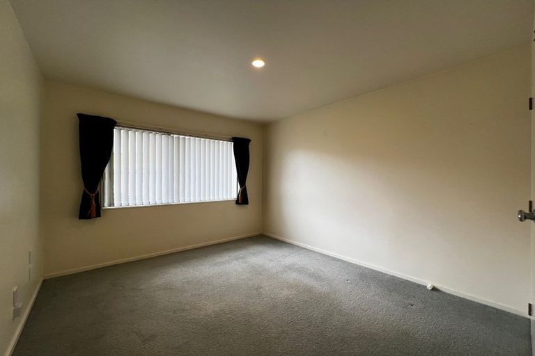 Photo of property in 11 Mannikin Place, Unsworth Heights, Auckland, 0632