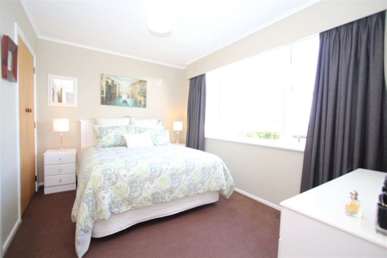 Photo of property in 8 Griffiths Grove, Newlands, Wellington, 6037