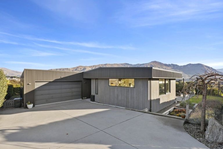 Photo of property in 35 Kirimoko Crescent, Wanaka, 9305