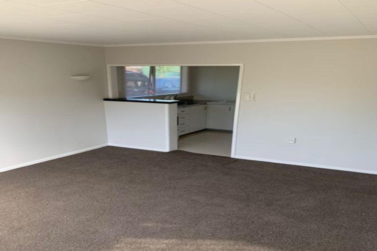 Photo of property in 8 Keeling Road, Henderson, Auckland, 0612