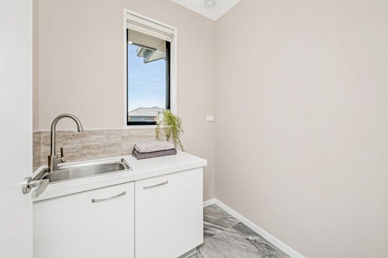 Photo of property in 17 Exeter Lane, Rolleston, 7614