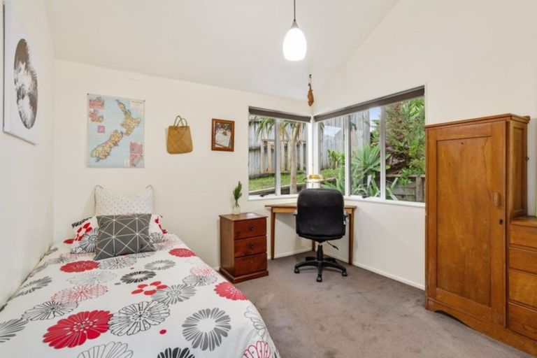Photo of property in 18 Tyrico Close, Unsworth Heights, Auckland, 0632